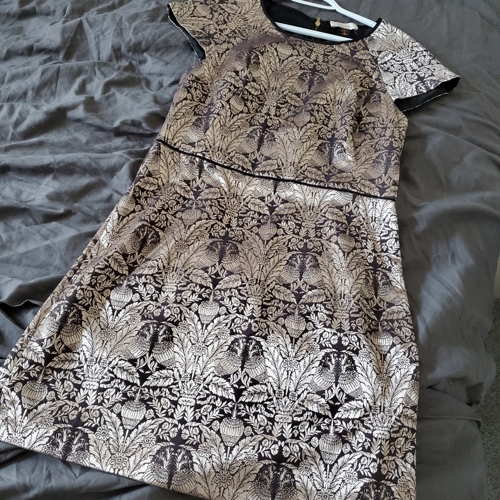 Oasis shift dress with cap sleeve